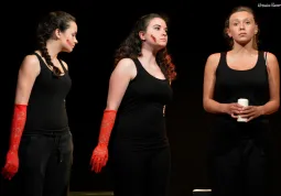 Sabato alle ore 21 al Teatro Civico, per la rassegna “E le risalite” dei Teatri di Busca, Caraglio e Dronero a cura di Santibriganti, .andrà in scena lo spettacolo “Campo minato di sogni recisi”, scritto e diretto da Giulia Brenna e Omar Ramero dell’associazione buschese Mangiatori di nuvole